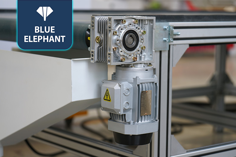 EK2直排換刀加工中心+上下料貼標